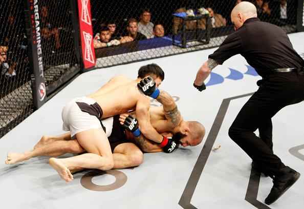 Doo Ho Choi (luvas vermelhas) derrotou Sam Sicilia por nocaute tcnico a 1m33s do primeiro round