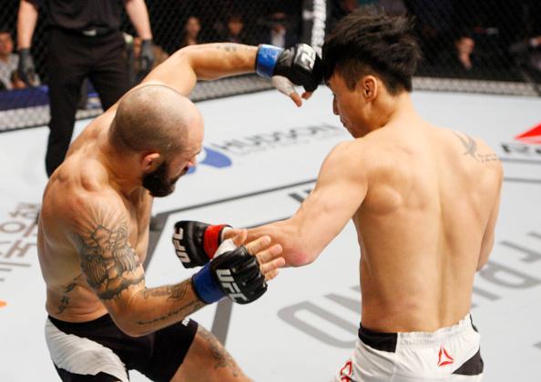 Doo Ho Choi (luvas vermelhas) derrotou Sam Sicilia por nocaute tcnico a 1m33s do primeiro round