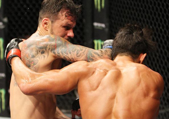 Alberto Min (luvas azuis) derrotou Yoshihiro Akiyama por deciso dividida dos jurados 