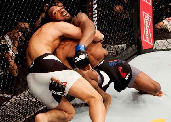 Dong Hyun Kim (luvas vermelhas) derrotou Dominic Waters por nocaute tcnico a 3m11s do primeiro round