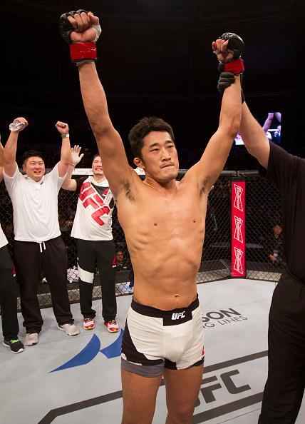 Dong Hyun Kim (luvas vermelhas) derrotou Dominic Waters por nocaute tcnico a 3m11s do primeiro round