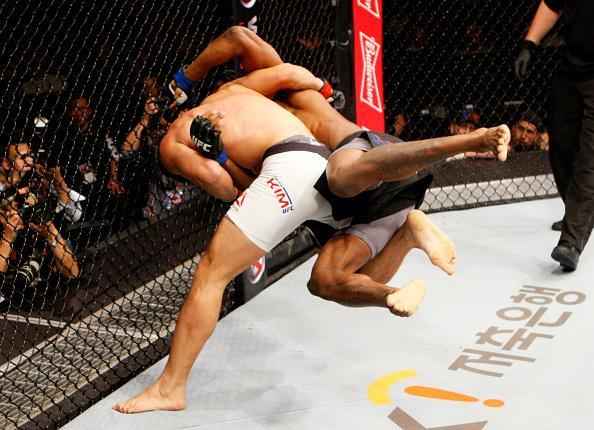 Dong Hyun Kim (luvas vermelhas) derrotou Dominic Waters por nocaute tcnico a 3m11s do primeiro round