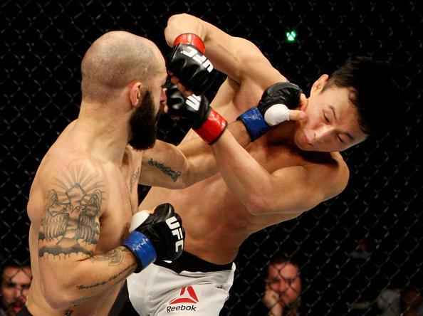 Dong Hyun Kim (luvas vermelhas) derrotou Dominic Waters por nocaute tcnico a 3m11s do primeiro round