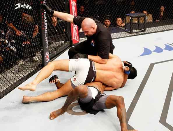 Dong Hyun Kim (luvas vermelhas) derrotou Dominic Waters por nocaute tcnico a 3m11s do primeiro round