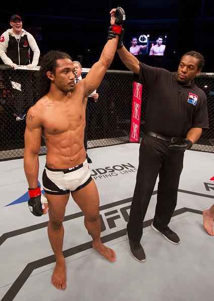 Ben Henderson (luvas vermelhas) derrotou Jorge Masvidal na deciso dividida dos jurados