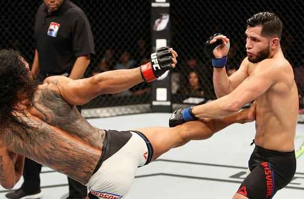 Ben Henderson (luvas vermelhas) derrotou Jorge Masvidal na deciso dividida dos jurados