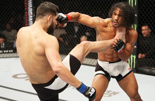Ben Henderson (luvas vermelhas) derrotou Jorge Masvidal na deciso dividida dos jurados
