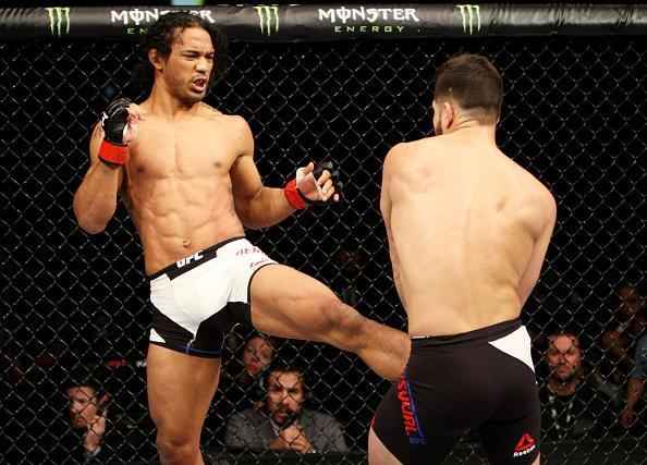 Ben Henderson (luvas vermelhas) derrotou Jorge Masvidal na deciso dividida dos jurados