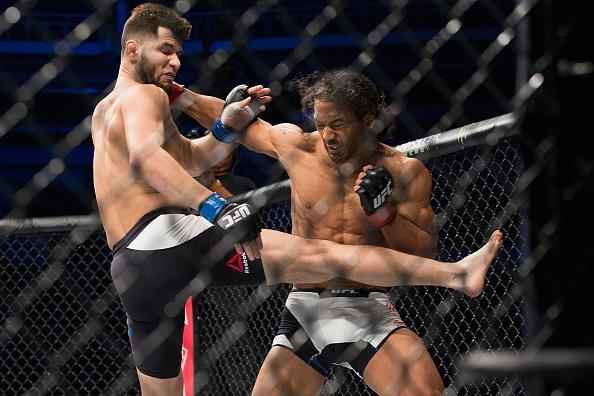 Ben Henderson (luvas vermelhas) derrotou Jorge Masvidal na deciso dividida dos jurados