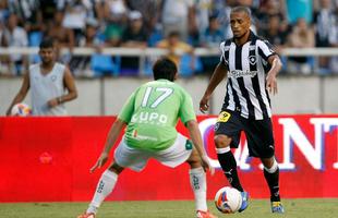 Fotos do empate entre Botafogo e Amrica no Engenho. Sem tirar a roupa, Mait Proena marcou presena