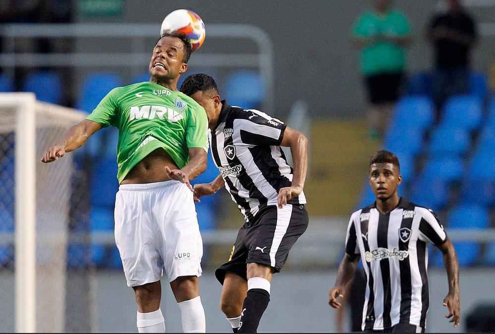 Fotos do empate entre Botafogo e Amrica no Engenho. Sem tirar a roupa, Mait Proena marcou presena