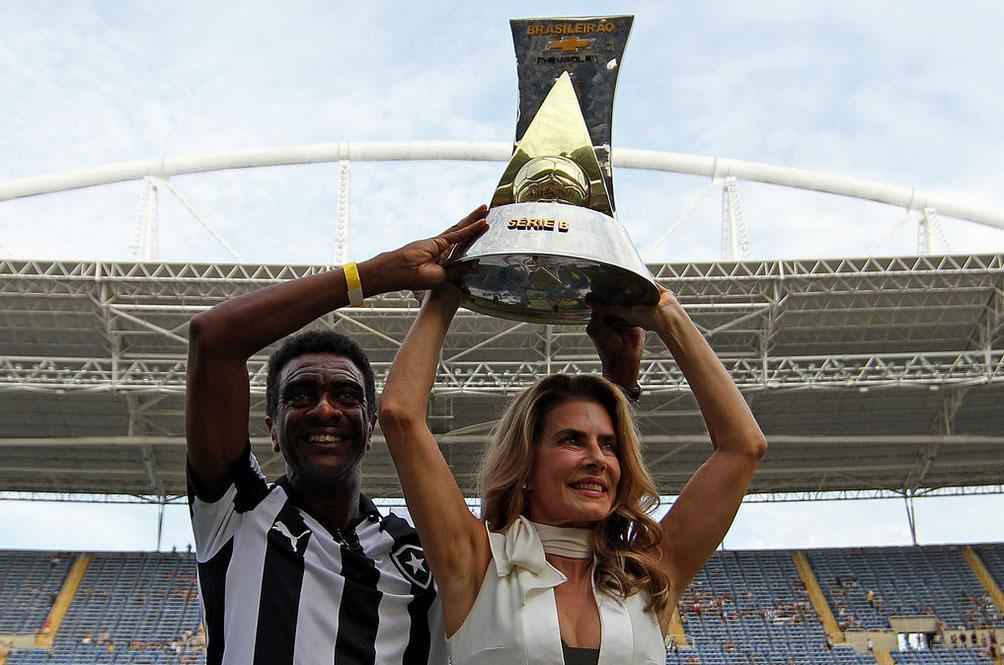 Fotos do empate entre Botafogo e Amrica no Engenho. Sem tirar a roupa, Mait Proena marcou presena