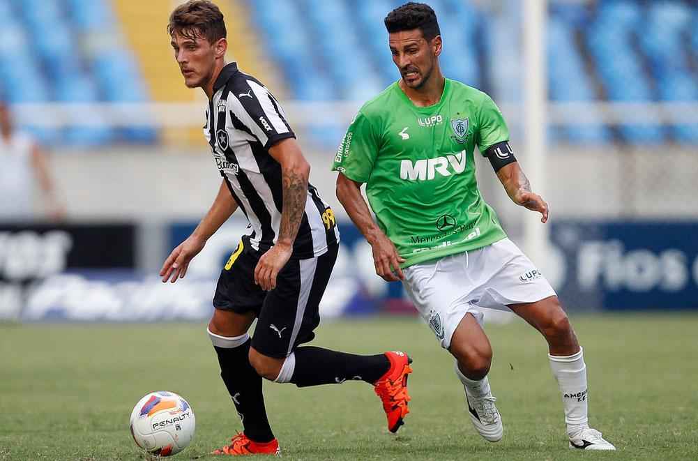 Fotos do empate entre Botafogo e Amrica no Engenho. Sem tirar a roupa, Mait Proena marcou presena