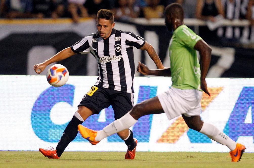 Fotos do empate entre Botafogo e Amrica no Engenho. Sem tirar a roupa, Mait Proena marcou presena