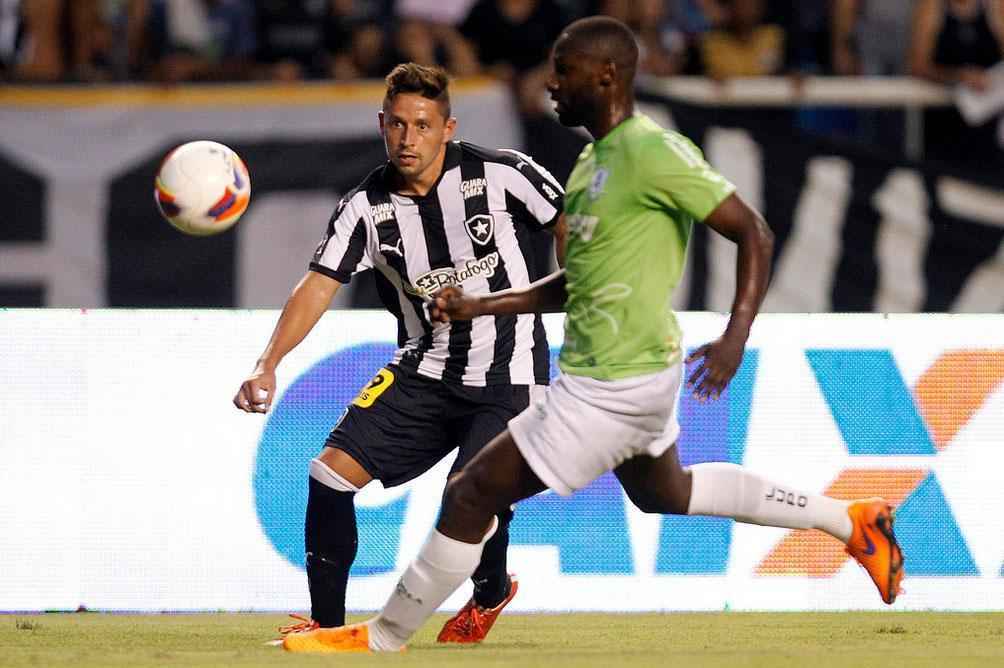 Fotos do empate entre Botafogo e Amrica no Engenho. Sem tirar a roupa, Mait Proena marcou presena