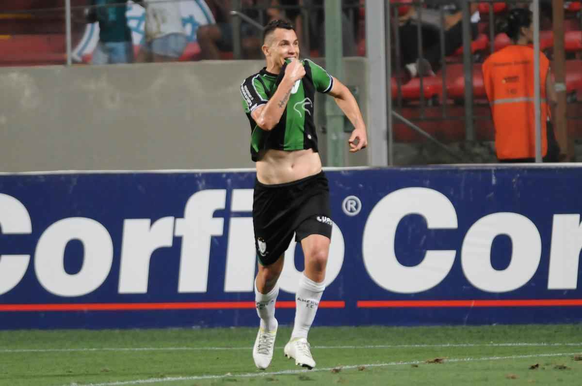 Amrica 4 x 0 Vitria - 35 rodada - A Srie A ficou a um passo com a goleada por 4 a 0 sobre o Vitria. O triunfo no Independncia teve show do artilheiro Marcelo Toscano, que marcou um gol e deu assistncia para os outros trs. Faltava pouco para o acesso do Coelho