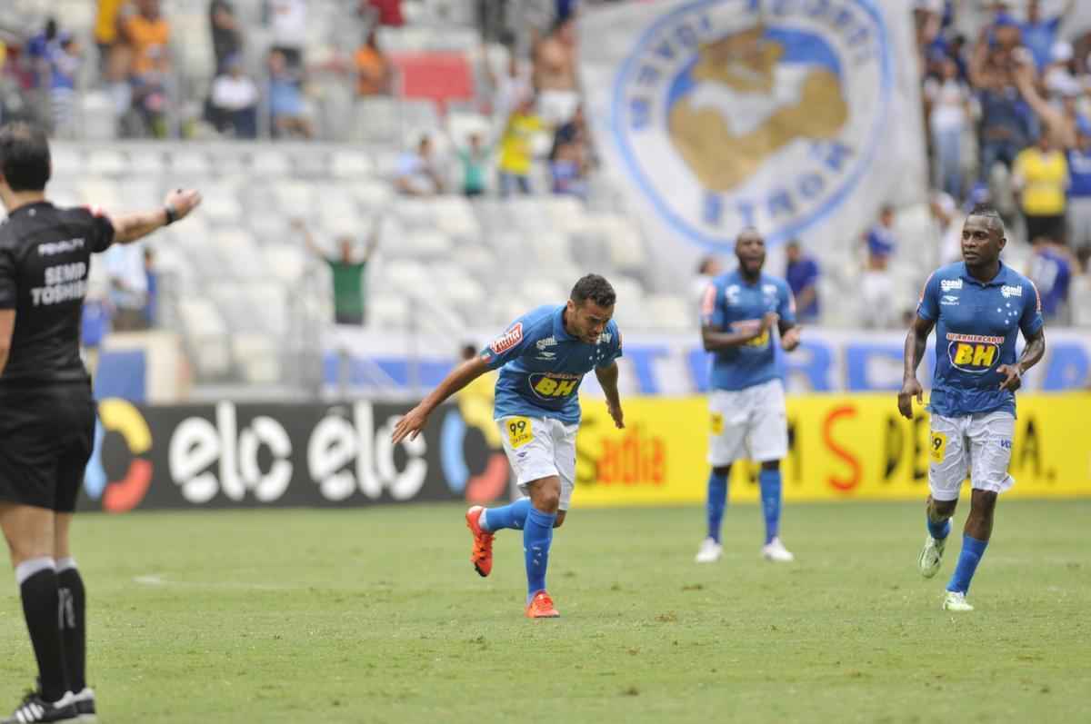 Imagens do jogo entre Cruzeiro e Joinville no Mineiro