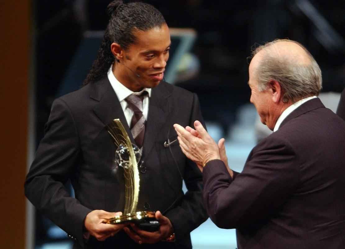 Todas as premiaes de melhor jogador do mundo da Fifa - Ronaldinho conquistou o prmio de melhor do mundo em 2004. O craque do Barcelona derrotou Thierry Henry por 68 pontos. O atacante do Arsenal e da seleo francesa terminou a votao deste ano na mesma posio que em 2003. J o ucraniano Andriy Shevchenko, do Milan, apareceu pela primeira vez na lista dos mais votados e ficou em terceiro lugar
