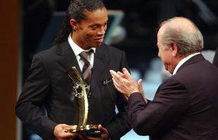 Todas as premiaes de melhor jogador do mundo da Fifa - Ronaldinho conquistou o prmio de melhor do mundo em 2004. O craque do Barcelona derrotou Thierry Henry por 68 pontos. O atacante do Arsenal e da seleo francesa terminou a votao deste ano na mesma posio que em 2003. J o ucraniano Andriy Shevchenko, do Milan, apareceu pela primeira vez na lista dos mais votados e ficou em terceiro lugar