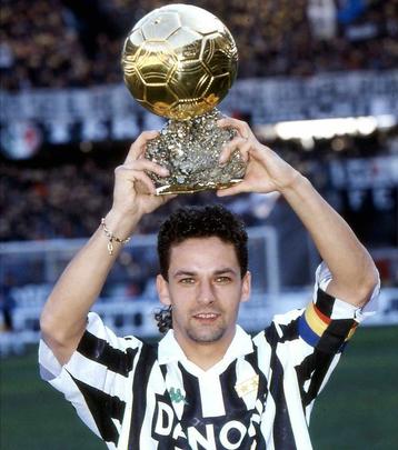 Todas as premiaes de melhor jogador do mundo da Fifa - Roberto Baggio foi eleito o Jogador do Ano da FIFA 1993. O maestro da Azzurra conquistou 152 pontos na eleio realizada com tcnicos de selees do mundo todo. Com 84 pontos, o brasileiro Romrio ficou em segundo lugar na eleio, seguido pelo holands Dennis Bergkamp, com 58 pontos.