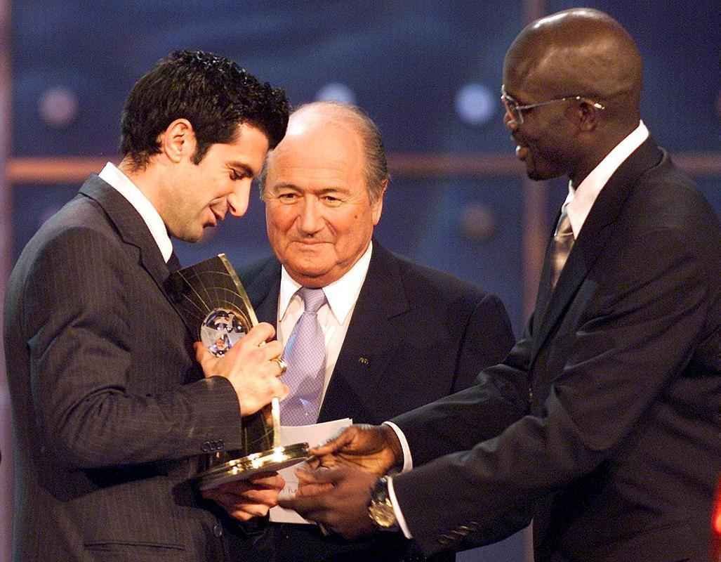 Todas as premiaes de melhor jogador do mundo da Fifa - Luis Figo foi eleito o Jogador do Ano da FIFA 2001. O talentoso armador portugus, que havia ficado em segundo lugar em 2000, conquistou a estatueta pela primeira vez. O ingls David Beckham veio logo atrs,  frente do terceiro colocado Ral, companheiro de Figo no Real Madrid