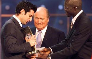 Todas as premiaes de melhor jogador do mundo da Fifa - Luis Figo foi eleito o Jogador do Ano da FIFA 2001. O talentoso armador portugus, que havia ficado em segundo lugar em 2000, conquistou a estatueta pela primeira vez. O ingls David Beckham veio logo atrs,  frente do terceiro colocado Ral, companheiro de Figo no Real Madrid
