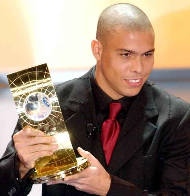 Todas as premiaes de melhor jogador do mundo da Fifa - Ronaldo foi coroado rei do futebol na cerimnia de gala do Jogador do Ano da FIFA 2002, em Madri. O atacante da Seleo Brasileira e do Real Madrid superou Luis Figo, vencedor em 2001, e bateu um recorde ao ganhar o trofu pela terceira vez. Com 387 pontos, ele obteve uma pontuao mais de duas vezes superior  do alemo Oliver Kahn, que, com 171 pontos, entrou para a histria como o goleiro mais bem colocado na histria da eleio. O francs Zinedine Zidane ficou em terceiro com 141. 