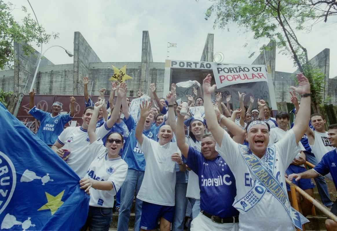 Equipe celeste levantou a taa depois de vitria sobre o Paysandu, no Mineiro