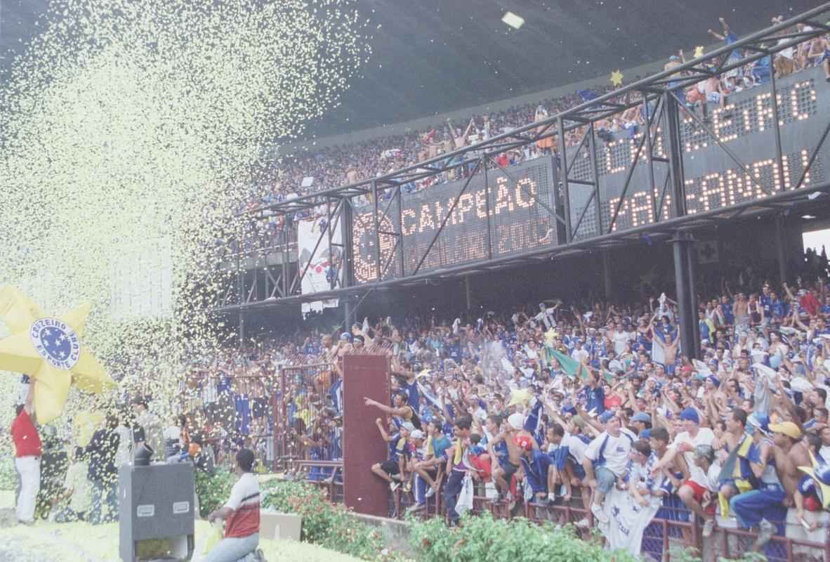 Equipe celeste levantou a taa depois de vitria sobre o Paysandu, no Mineiro