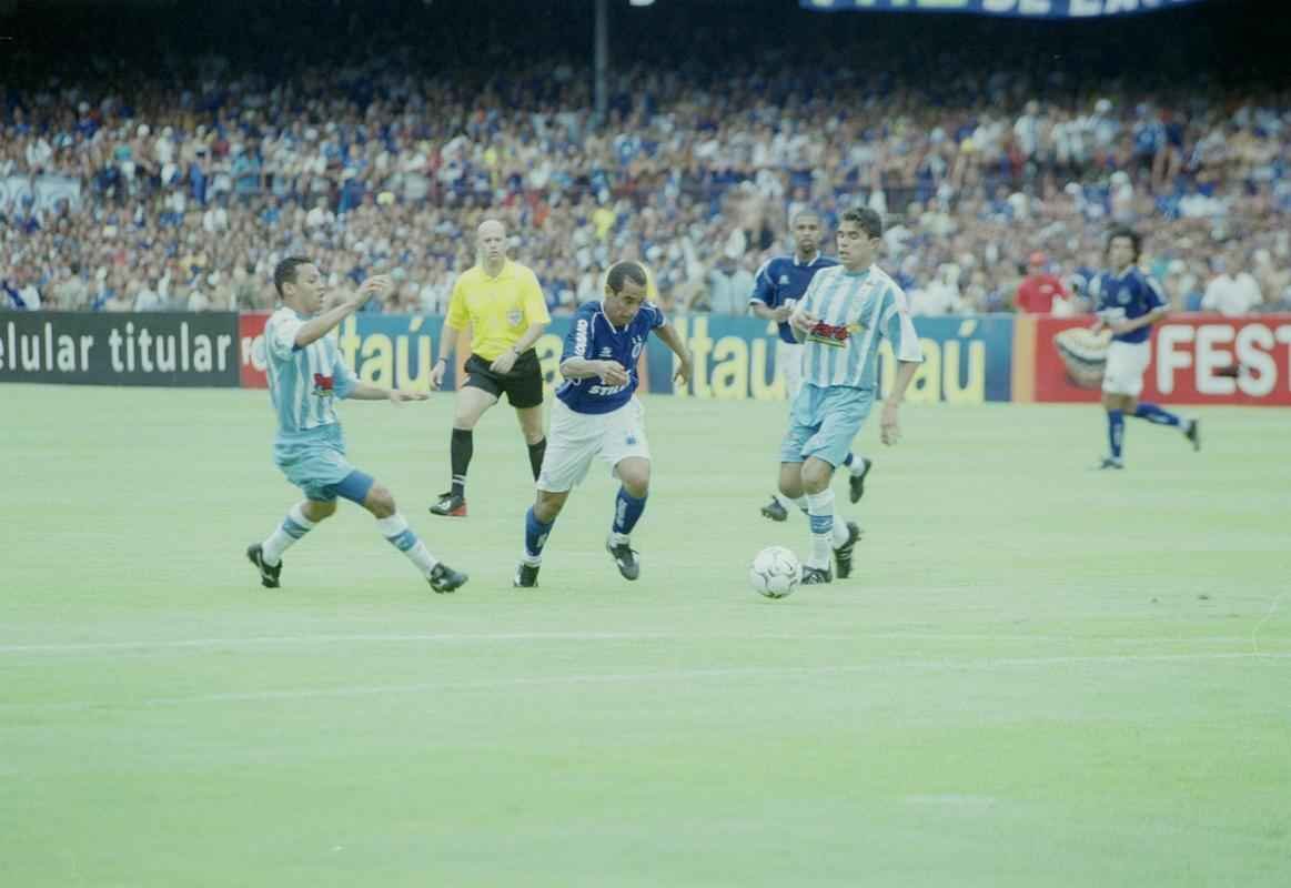 Equipe celeste levantou a taa depois de vitria sobre o Paysandu, no Mineiro