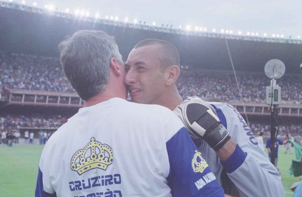 Equipe celeste levantou a taa depois de vitria sobre o Paysandu, no Mineiro