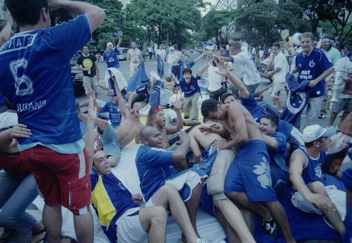 Equipe celeste levantou a taa depois de vitria sobre o Paysandu, no Mineiro