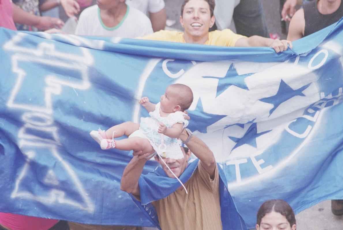 Equipe celeste levantou a taa depois de vitria sobre o Paysandu, no Mineiro