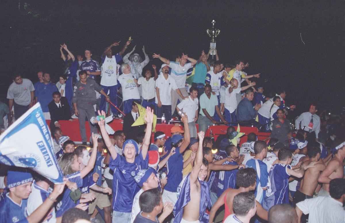 Equipe celeste levantou a taa depois de vitria sobre o Paysandu, no Mineiro