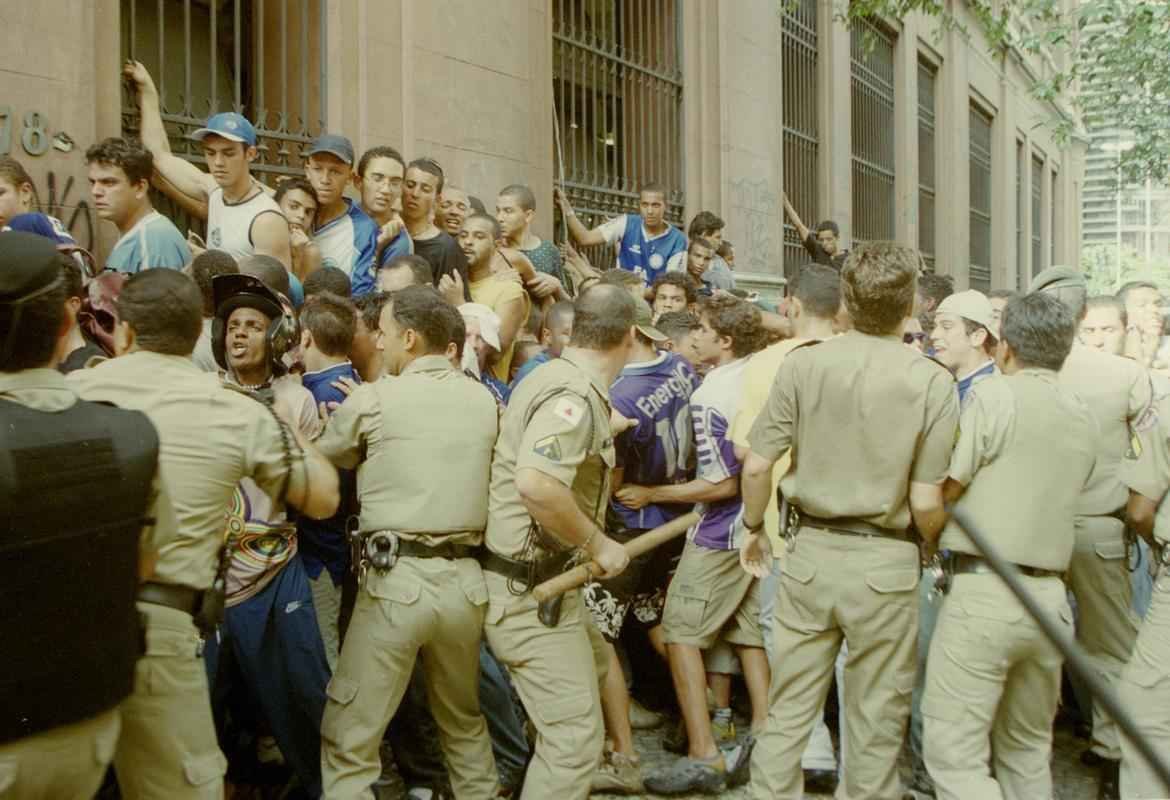 Equipe celeste levantou a taa depois de vitria sobre o Paysandu, no Mineiro