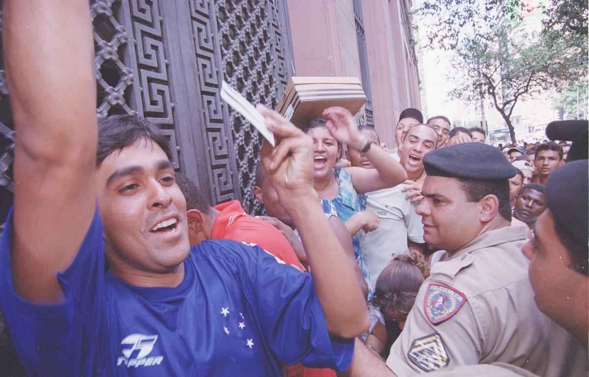 Equipe celeste levantou a taa depois de vitria sobre o Paysandu, no Mineiro