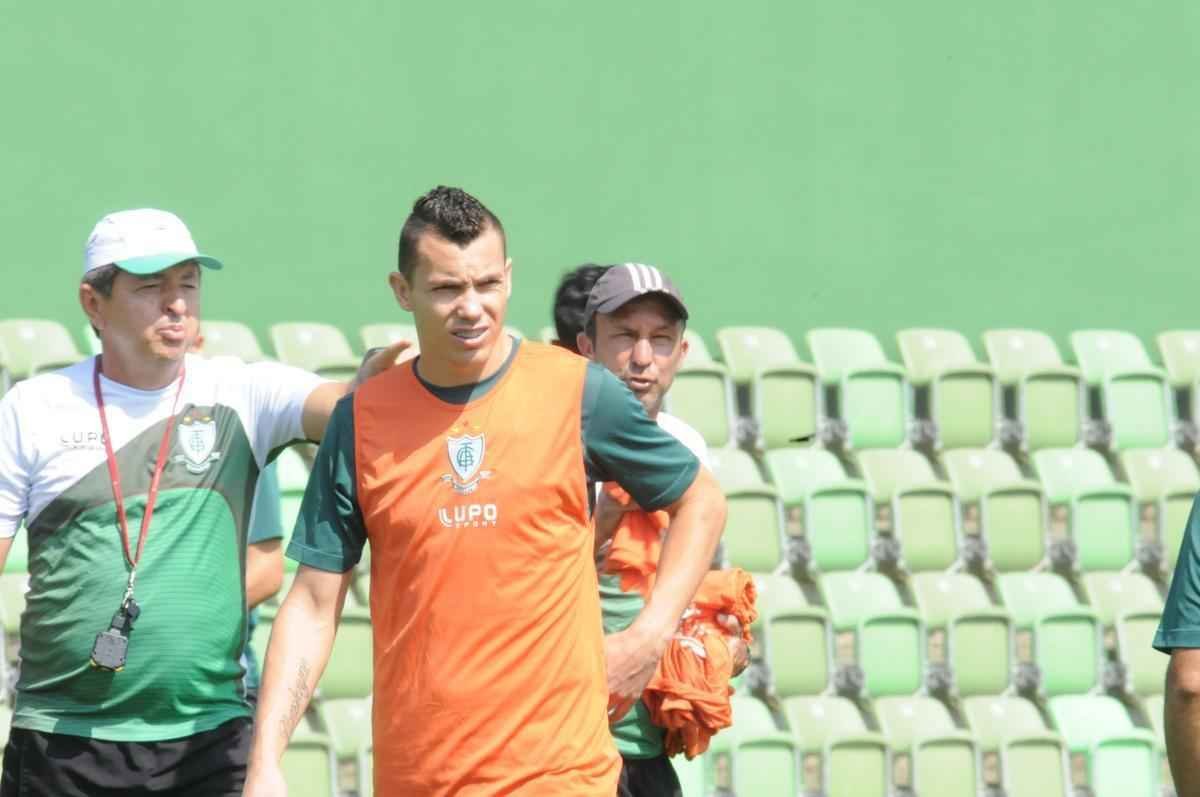 O meia-atacante Marcelo Toscano foi artilheiro do Amrica na Srie B, com 14 gols. Por causa do bom desempenho, o atleta recebeu vrios convites e acabou aceitando a oferta de um clube da Coreia do Sul.