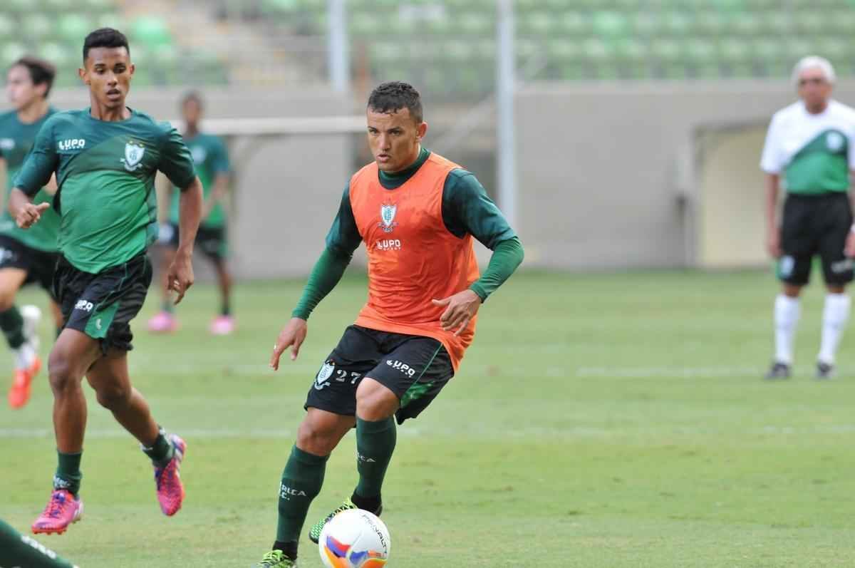 Raul se recupera de grave leso no joelho esquerdo e deve ter o contrato automaticamente renovado para acabar o tratamento. As qualidades do lateral-esquerdo agradam o tcnico Givanildo Oliveira.