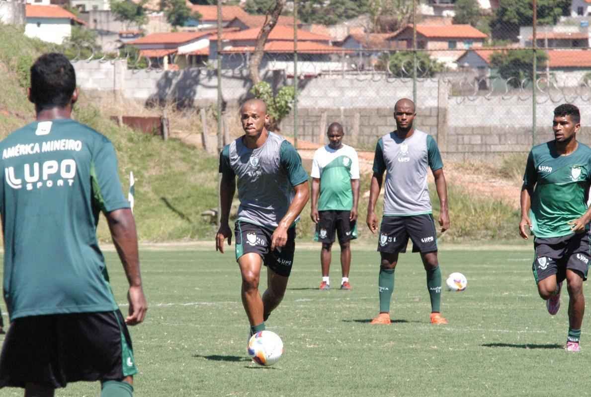 A permanncia do zagueiro Anderson Conceio no grupo de 2016  uma incgnita. Apesar de ter sido titular em grande parte do ano, o jogador alternou bons e maus momentos e tem a permanncia no Lanna Drumond em xeque.