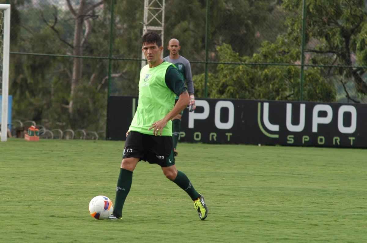 Alison vai ficar em 2016. Homem de confiana do tcnico Givanildo Oliveira, o zagueiro de 32 anos aguarda apenas o acerto de alguns detalhes com a diretoria para assinar por mais um ano. 
