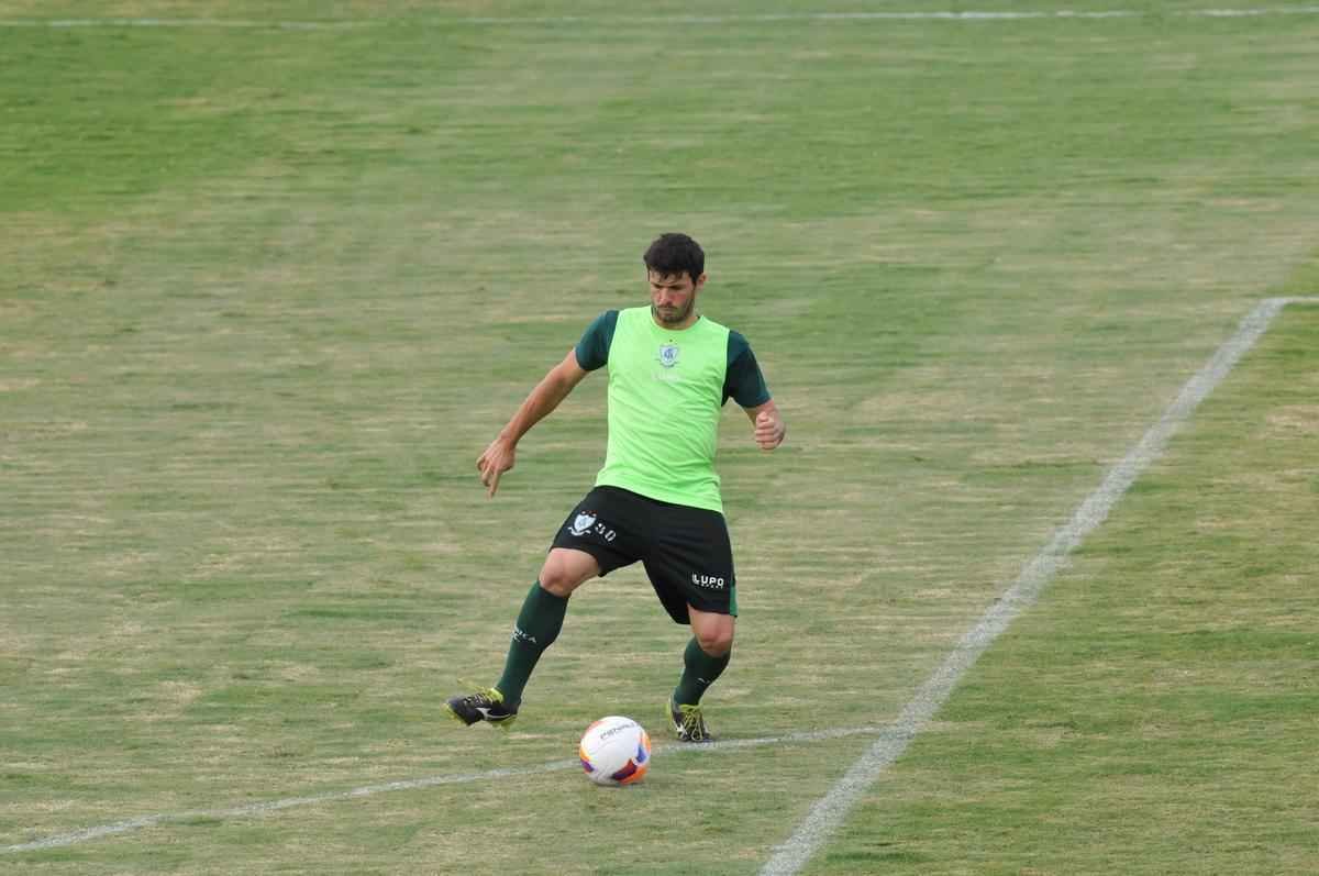 Wesley Matos disputou nada menos que 49 jogos na temporada 2015, com quatro gols marcados. O defensor de 29 anos aguarda proposta oficial do Amrica, que j demonstrou interesse em renovar.