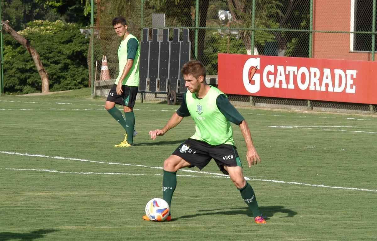 Apesar de ter jogado mais de 25 partidas em 2015, o volante Diego Lorenzi no foi regular na temporada e dificilmente permanece na equipe alviverde.