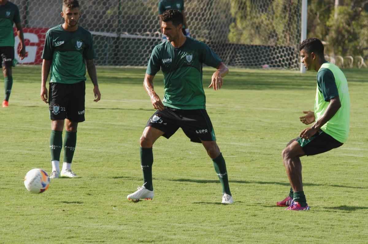 Capito da equipe, o volante Leandro Guerreiro, 37 anos, deseja prorrogar o contrato com o Amrica e deve fazer isso nos prximos dias.
