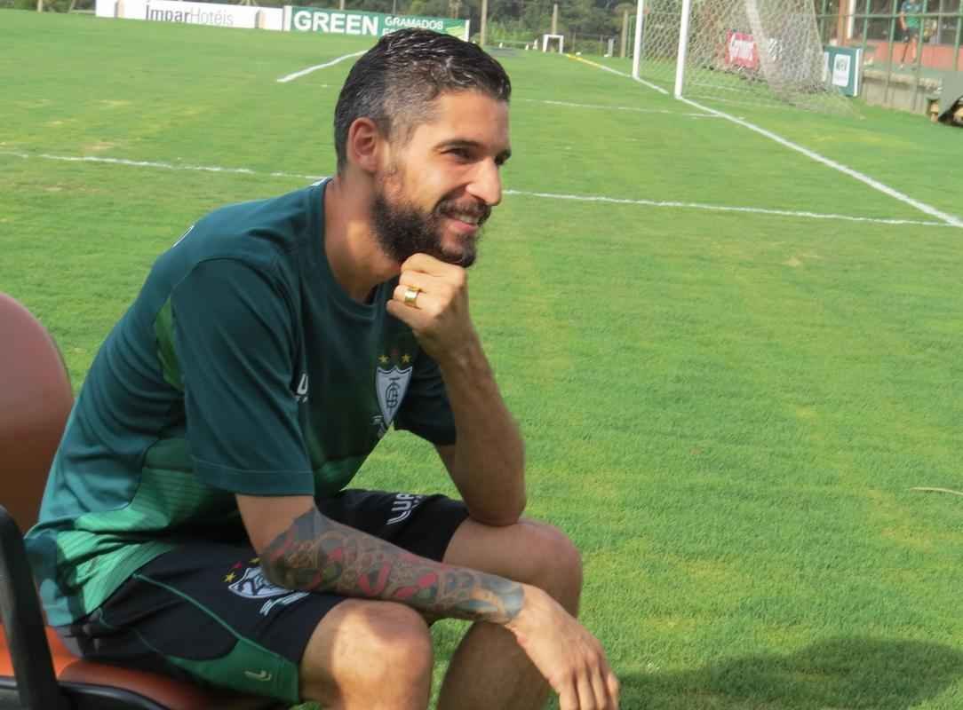 O armador Tony disputou mais de 30 jogos pelo Coelho em 2015 e marcou dois gols. Dono de bom toque de bola e viso de jogo, ele deve ficar no grupo de 2016.