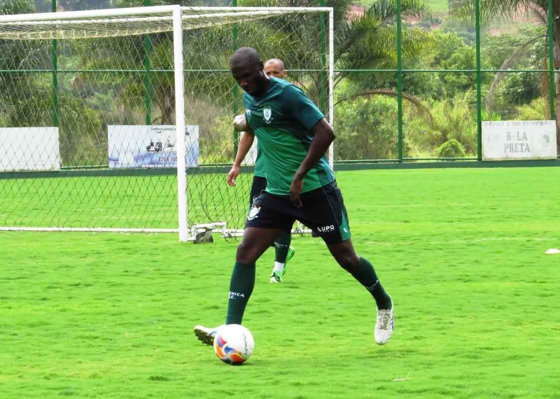 O volante Rodrigo Souza tem os direitos econmicos ligados ao Cruzeiro, que, para liber-lo em 2016, exige maior participao do Amrica nos salrios.