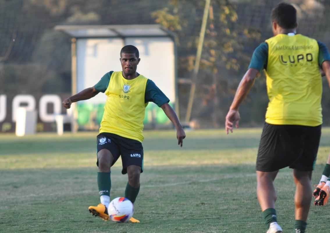 Poucas vezes titular na Srie B, Henrique Santos dificilmente fica no Amrica em 2016