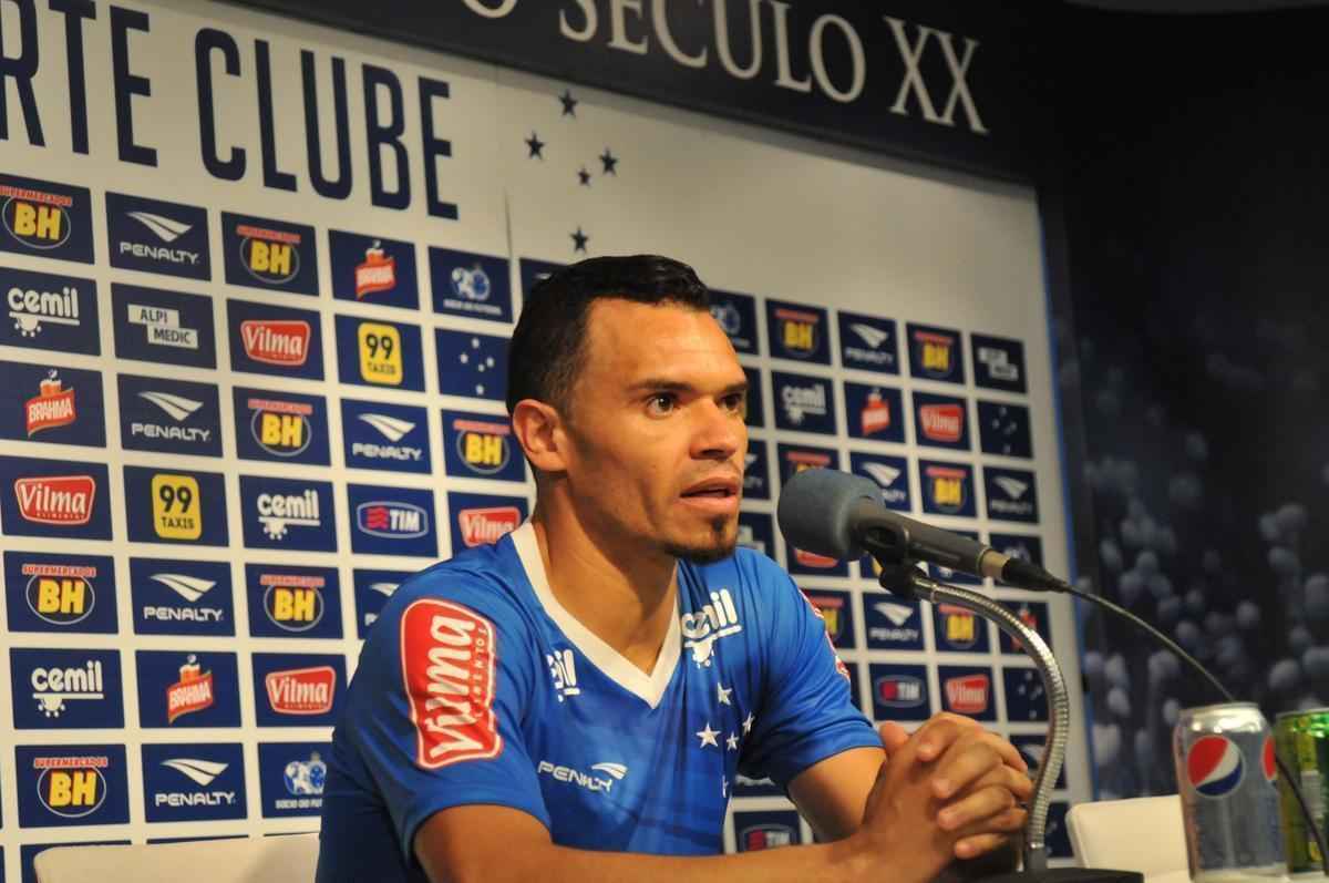 Cear (lateral-direito) - aos 35 anos, o camisa 2 do Cruzeiro no continuar na Toca da Raposa II em 2016. Consultada, a diretoria do Coelho o considera um bom nome para 2016, porm acredita que est fora da realidade financeira do clube.