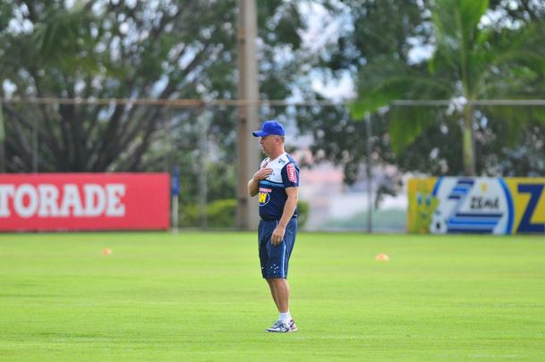 Mano comandou treino, conversou reservadamente com jogadores e dirigentes, e depois concedeu entrevista, na qual confirmou ter aceitado proposta do Shandong Luneng. Faltam agora detalhes para o treinador gacho oficializar sua sada do Cruzeiro, onde tinha vnculo at dezembro de 2017