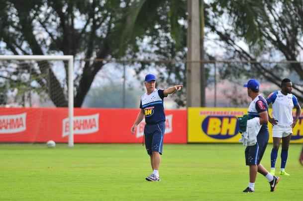 Mano comandou treino, conversou reservadamente com jogadores e dirigentes, e depois concedeu entrevista, na qual confirmou ter aceitado proposta do Shandong Luneng. Faltam agora detalhes para o treinador gacho oficializar sua sada do Cruzeiro, onde tinha vnculo at dezembro de 2017