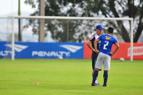 Mano comandou treino, conversou reservadamente com jogadores e dirigentes, e depois concedeu entrevista, na qual confirmou ter aceitado proposta do Shandong Luneng. Faltam agora detalhes para o treinador gacho oficializar sua sada do Cruzeiro, onde tinha vnculo at dezembro de 2017